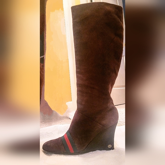 Sexy GUCCI Signature Chocolate Brown Suede Wedge Boots. - Picture 4 of 10